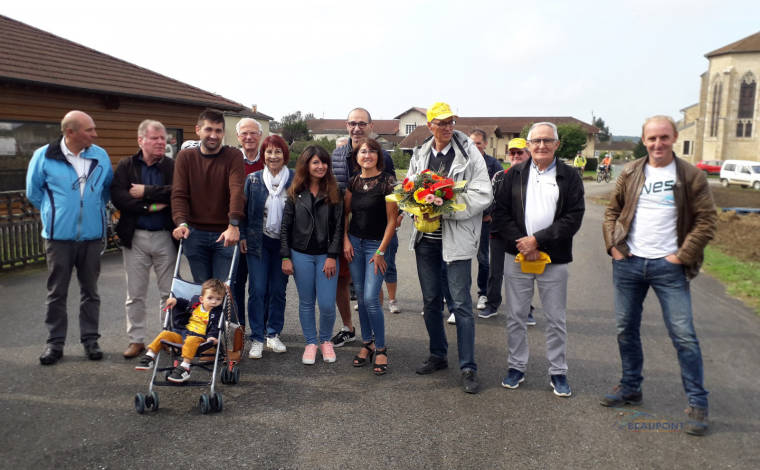 Diaporama d'image : Avant le dépôt d'une fleur pour Roger