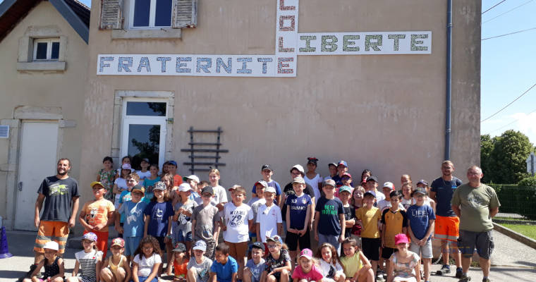 Actualité de Beaupont : Pose de la fresque murale à l'école de Beaupont