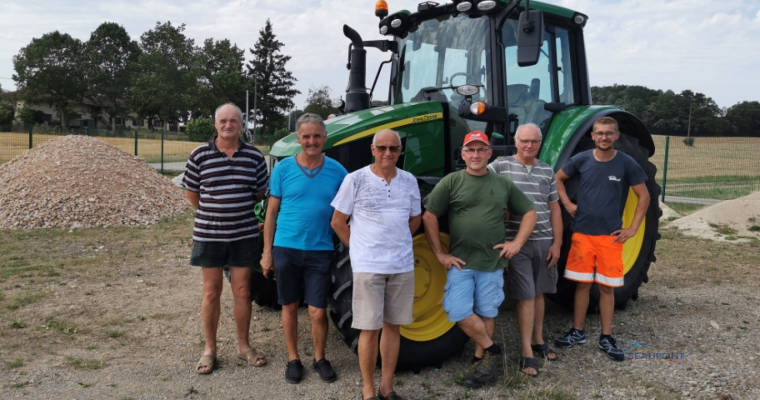 Actualité de Beaupont : Achat d'un nouveau tracteur  pour les agents techniques en remplacement de celui existant